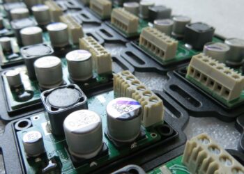 régulateur solaire en cours de fabrication